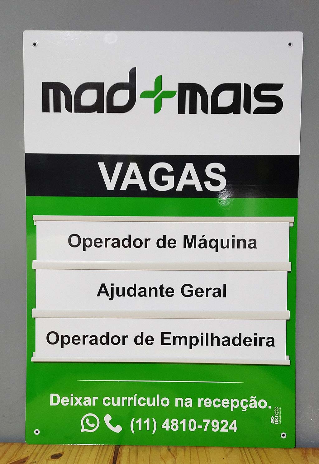 Placa admite-se Mad Mais